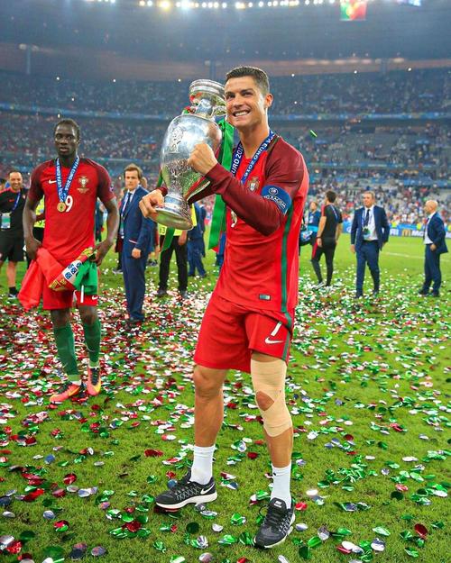 3年蛰伏，1个悬念：郑钦文的2026能否上演王者归来？（三年沉淀，一个问号：2026年郑钦文能否王者归来？）