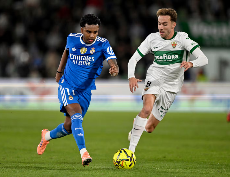 手腕骨折+肩部受伤，巴黎主席纳赛尔缠着绷带赴客场督战欧冠（手腕骨折肩部受创，巴黎主席纳赛尔打着绷带客赴欧冠督战）