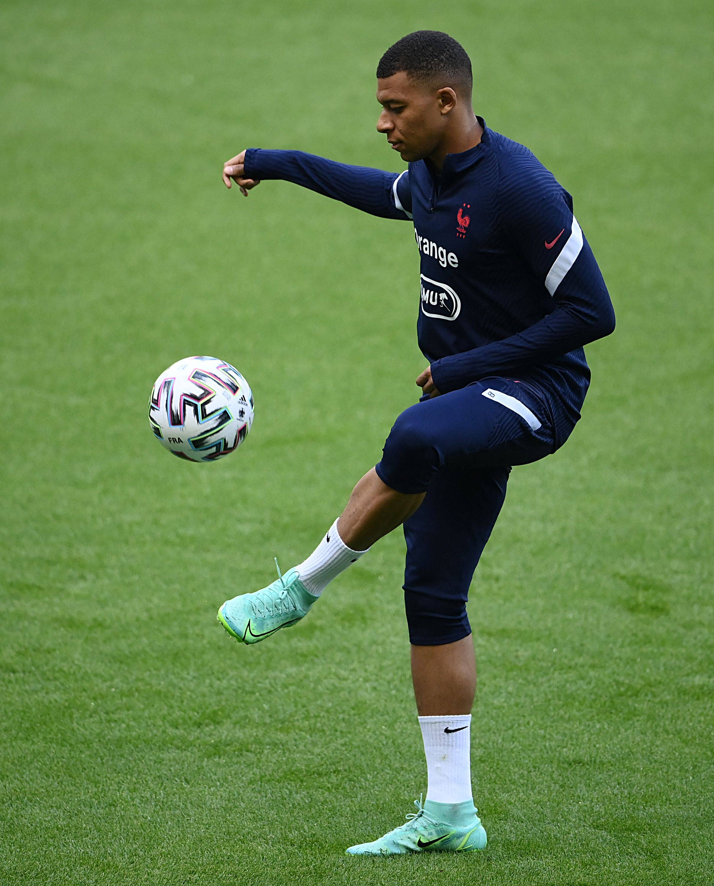 传记作者：亚马尔早期对莱万很不满，后来明白对方是想帮自己（传记作者：亚马尔起初不满莱万，后来才明白对方是在帮自己）