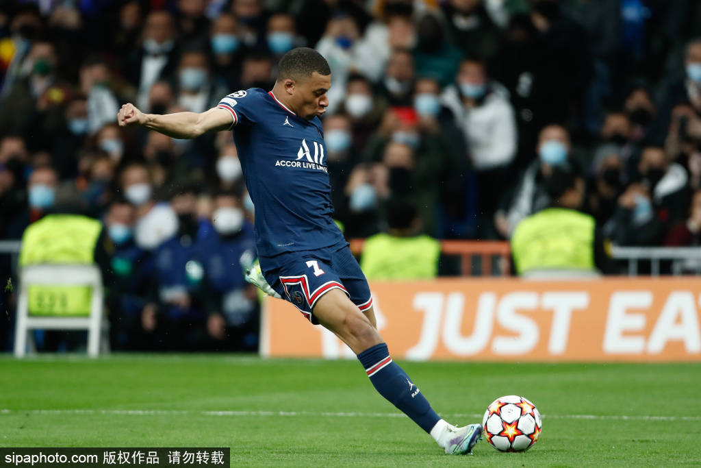 足球中超队长带伤上阵，拼劲获赞（中超队长带伤出战，顽强拼搏赢称赞）