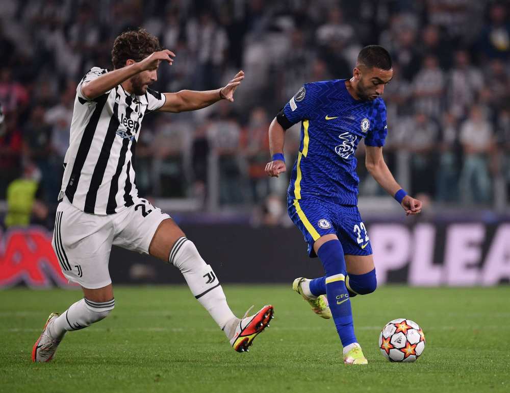 太阳报：英乙球迷在看台上发病，直升机降落在球场里进行急救