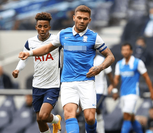 眼眶被塞尔塔球员打出血，结果收到黄牌（被塞尔塔球员打到眼眶出血，反而还吃到黄牌）