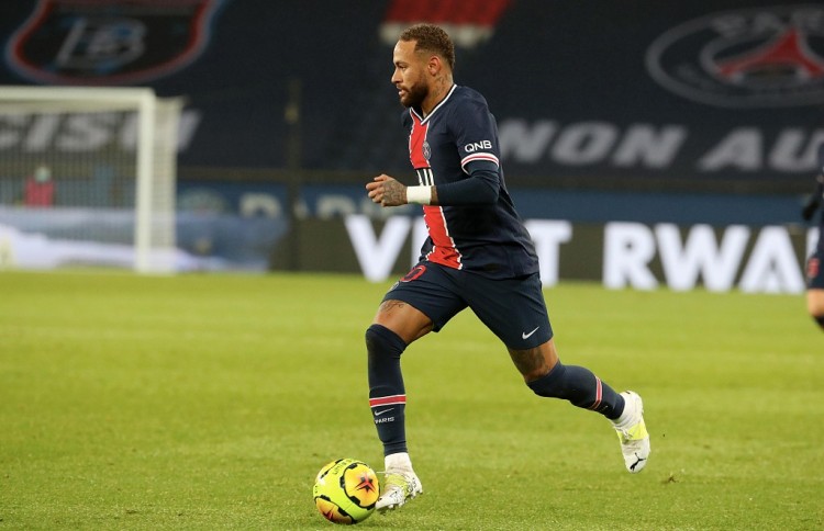 阿斯顿维拉主场2-1战胜阿森纳，延续连胜，双线作战表现亮眼。