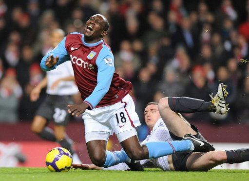 王楚钦避免0-3完败！樊振东队长也学会抓他漏洞，球迷炮轰教练组（王楚钦惊险躲过0-3惨败！队长樊振东抓准其短板，球迷怒斥教练组）