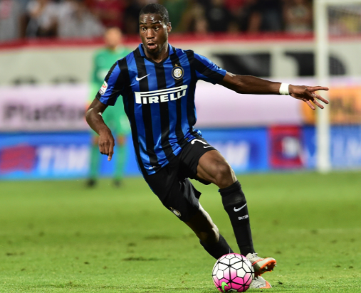 足球国足后防双塔表现稳固（国足后防双塔稳如磐石）