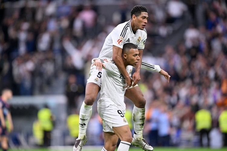 VAR 判罚引发争议（VAR判罚掀起风波）