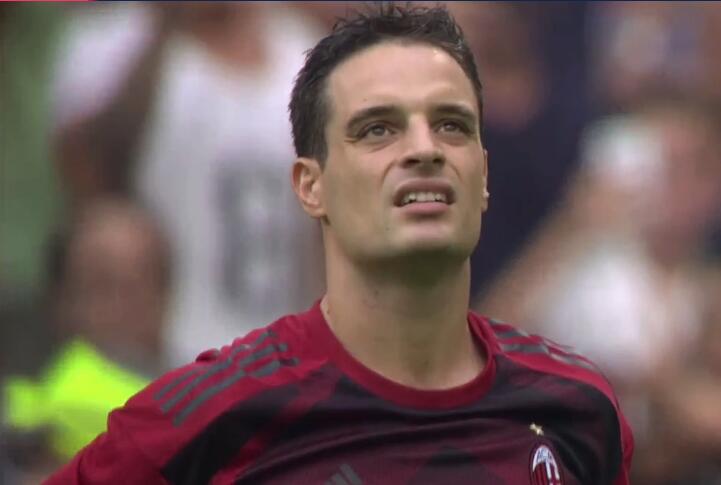 理性追星，新鹏城vs成都赛后有球迷跳下看台与韦世豪合影（理性追星！新鹏城战成都后有球迷翻越看台与韦世豪合影）